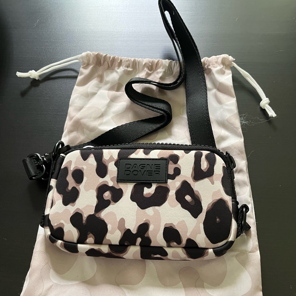 NWT DAGNE DOVER MARA NEOPRENE PHONE SLING